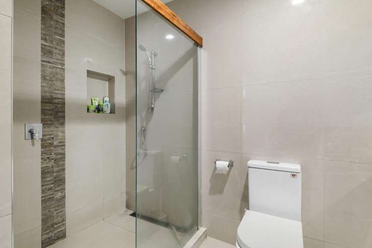 5 Saddleback Rise Murrays Bay_27