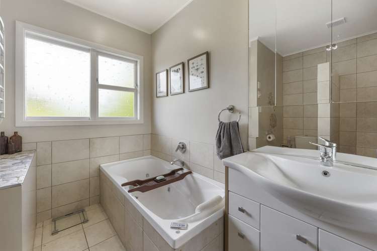 99 Lake Crescent Hamilton Lake_13