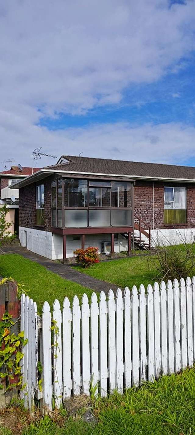 Cozy 2 bedroom unit will sunroom