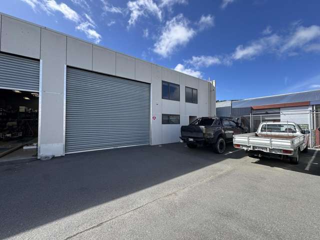 High stud industrial unit with office