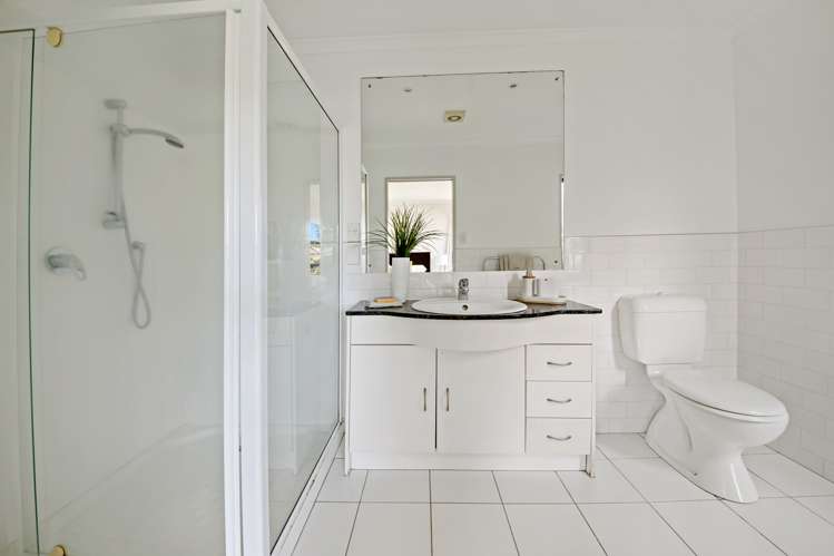 25 Erne Crescent East Tamaki_12