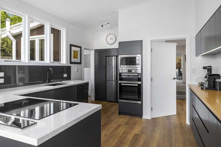 77 Easther Crescent Kew_24