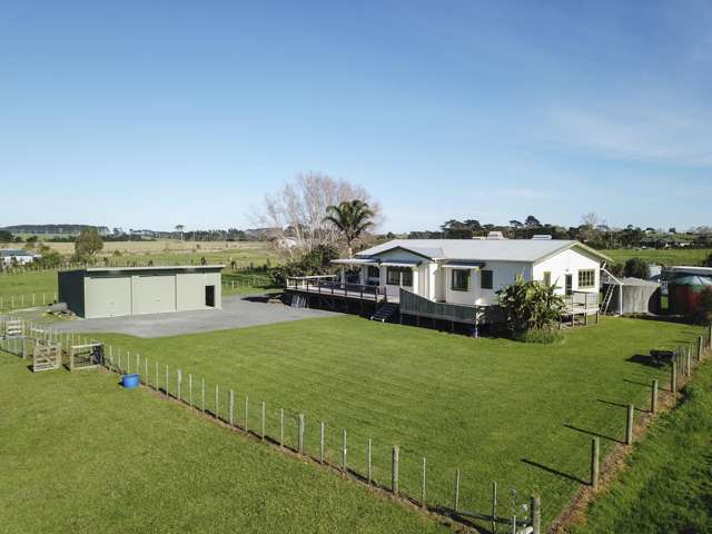 Bungalow, Large Decks and Sheds, Great Location