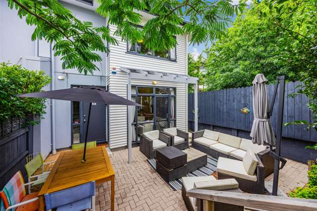 Stylish End Unit Living in the Heart of Botany