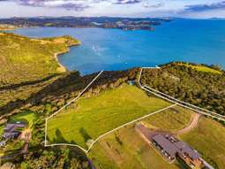 Unrivalled property overlooking Cable Bay
