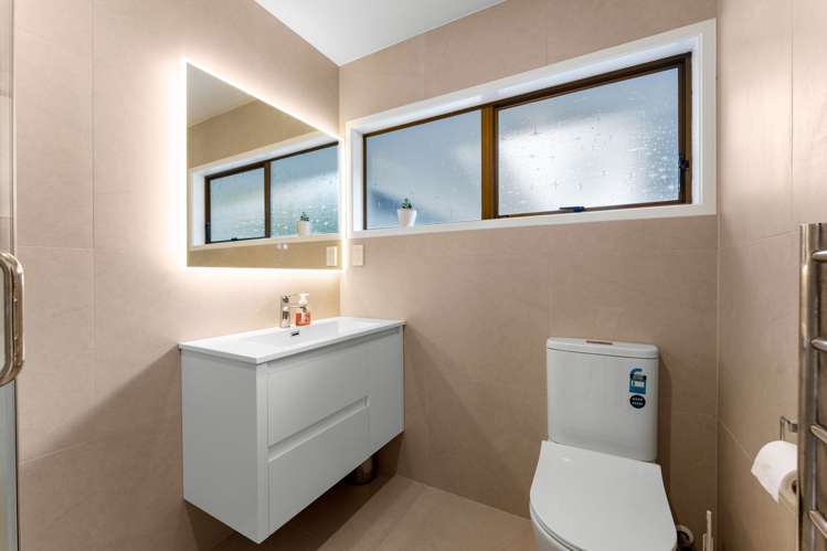 2/1 Trelawny Place Hillcrest_10