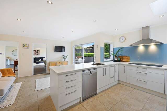 6 Camira Place Botany Downs_4