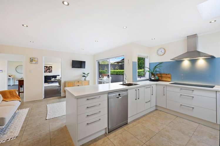 6 Camira Place Botany Downs_4