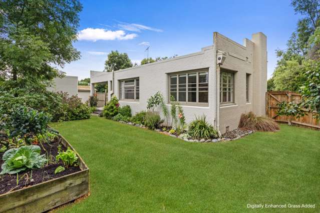 Beautiful Art Deco Delight on McKenzie Street!