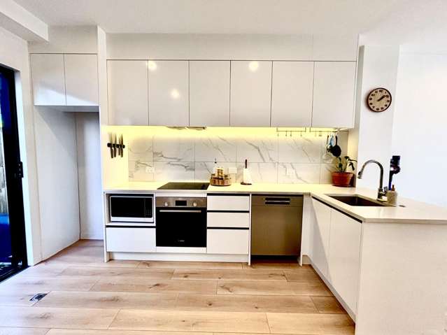 Spacious & Stylish Townhouse in Prime Henderson Location