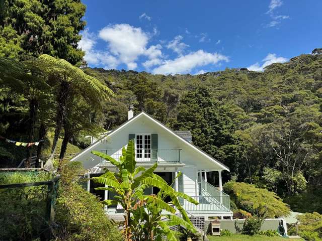 Chic 2BR Paihia Flat w/ Balcony and Wi-Fi included