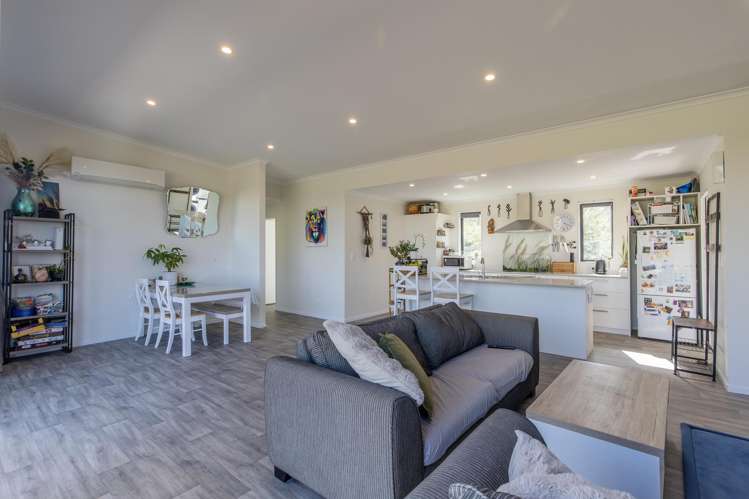 87 River Road Otane_10