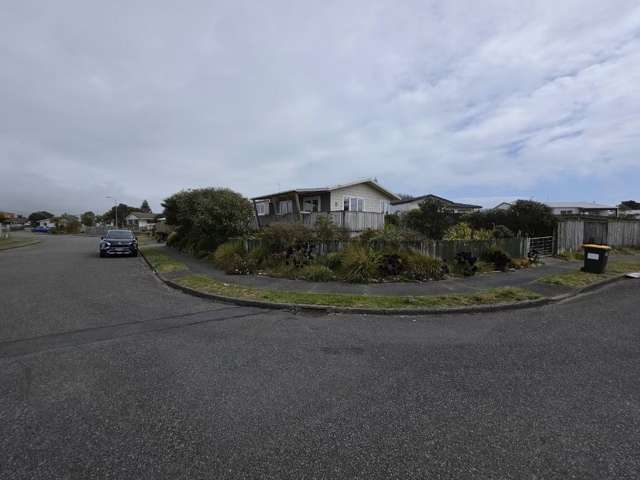 Lovely three-bedroom home in a great Otaki location.