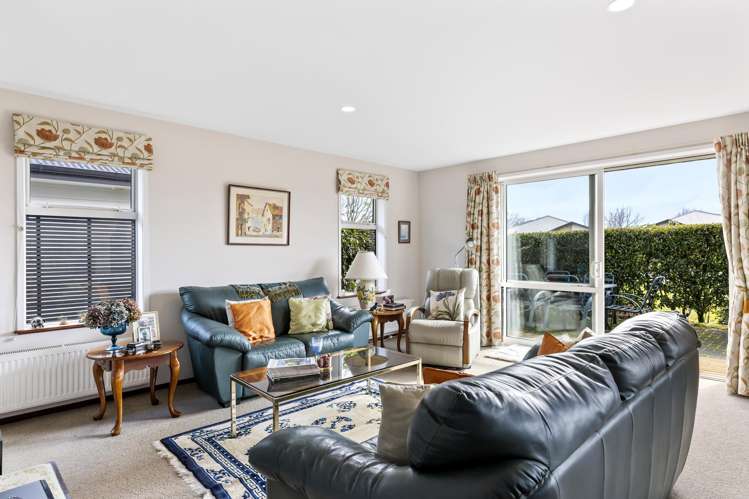 53 Chateau Crescent Rangatira Park_11