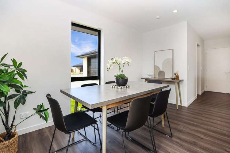 52 Strowan Avenue Elgin_11