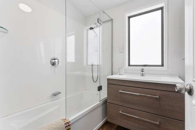 37 Amorino Drive Red Beach_16