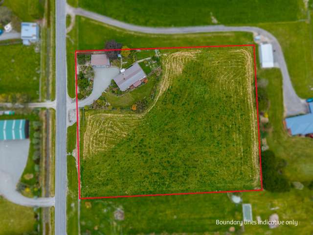 8,000m² Rural Living - Close to Town