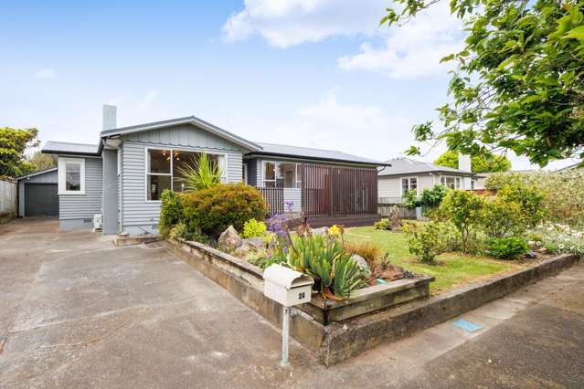 Spacious family home zoned for Riverdale School