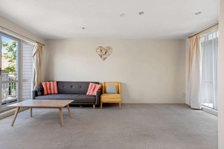 6v Carlton Gore Road Grafton_5