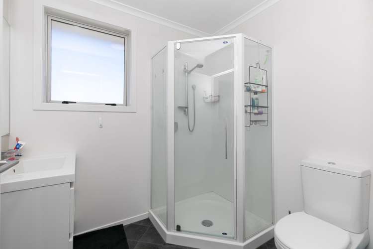 19 Chiefs Court Hamilton East_12