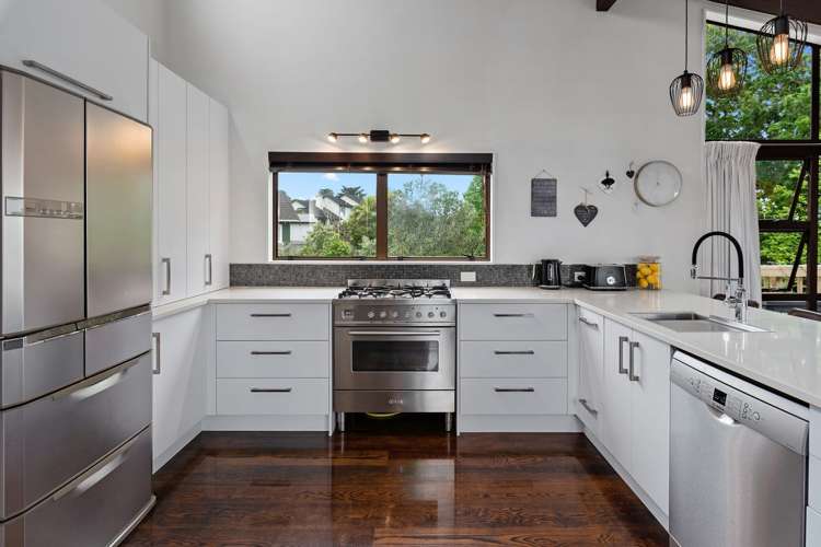 17 Chatham Avenue Paremoremo_7