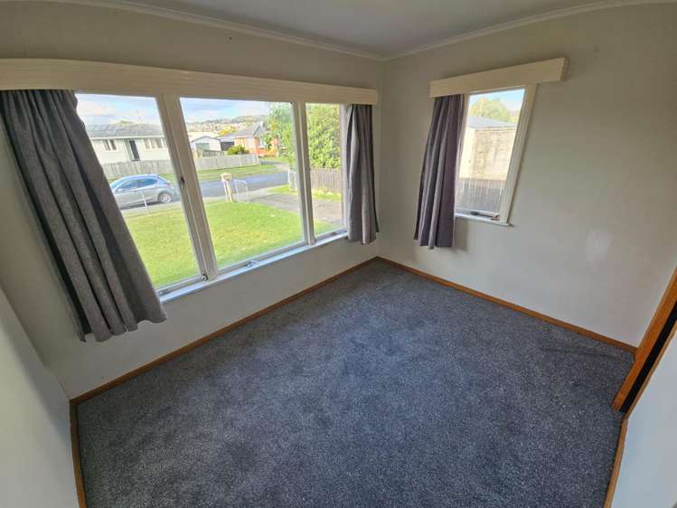 17 Sutton Crescent 10938_6