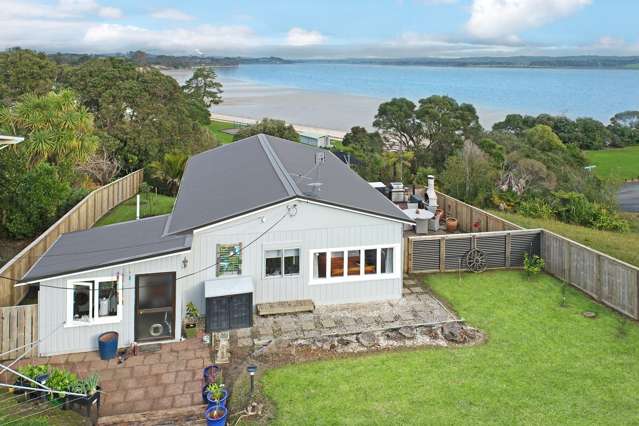 Beachfront bungalow with sleepout for guests