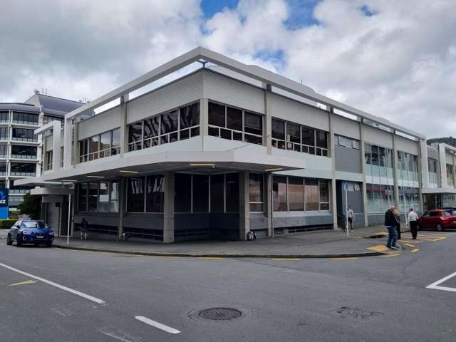 Modern office with excellent carparking