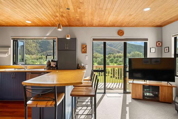 1276 Coast Road Wainuiomata_13