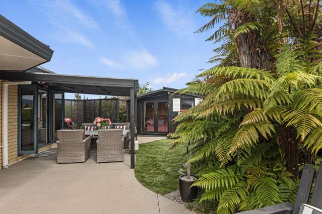 Private Papamoa Paradise with Hillside Views