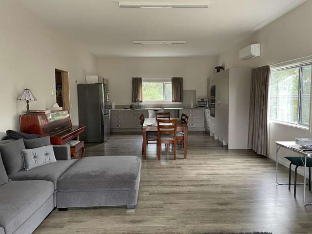 Spacious one bedroom unit (incl internet and power)