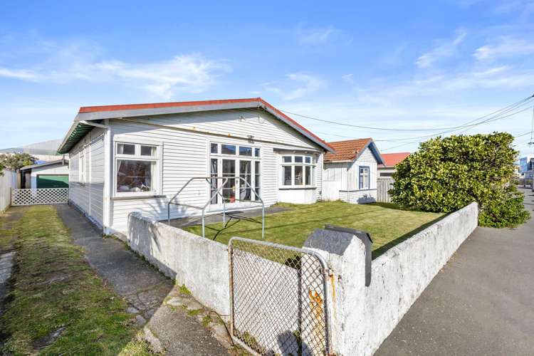 73 Apu Crescent Lyall Bay_13