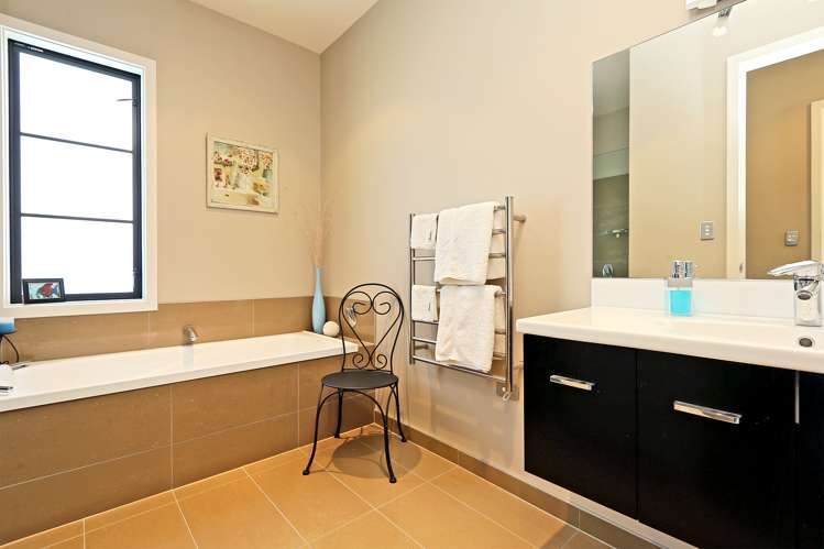 114 Kent Terrace Taradale_12