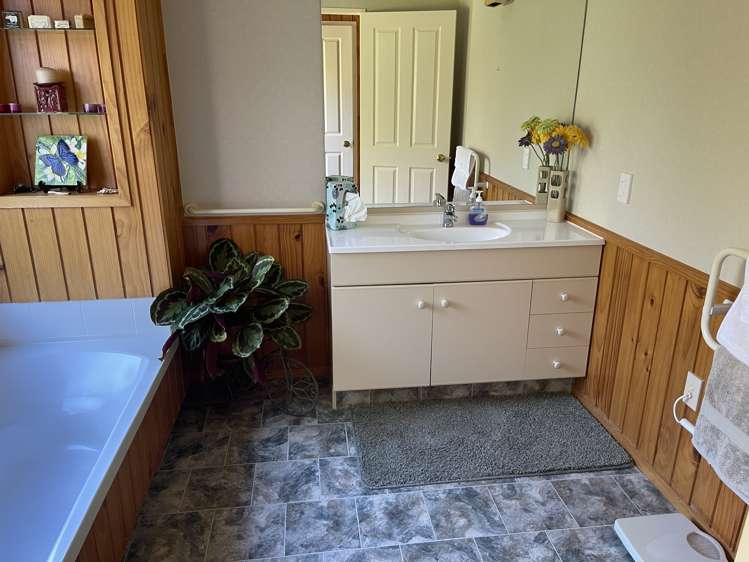 529 Whangamata Road Kinloch_13