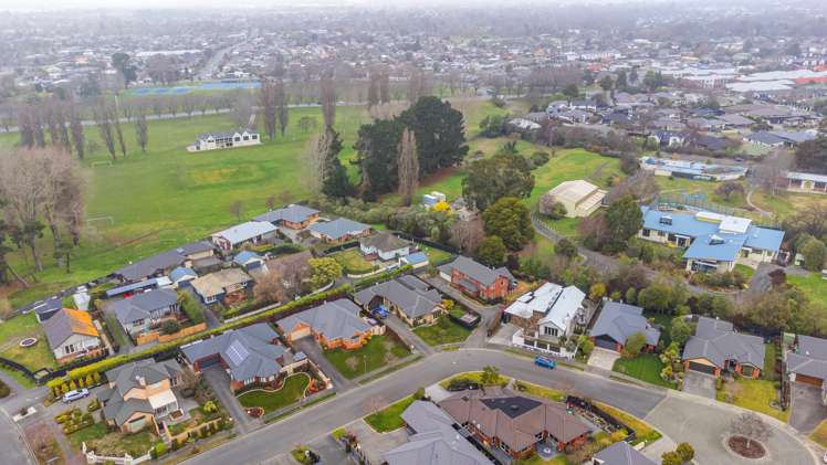 15 Strathmore Gardens Burwood_23