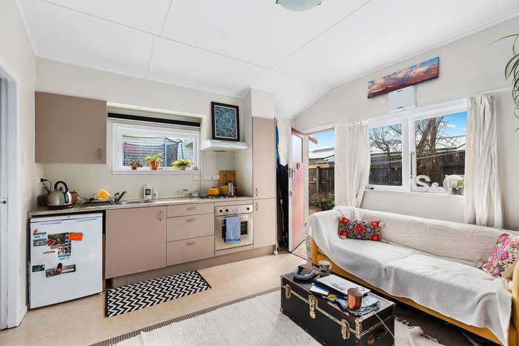 97 Apu Crescent Lyall Bay_12