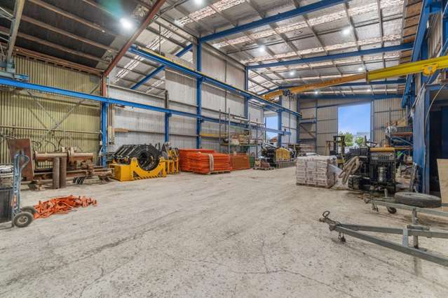 Large yard and warehouse with gantry