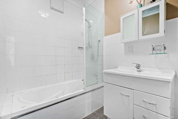 17 Okareka Place Pakuranga Heights_11