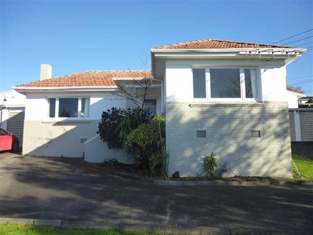 Spacious & Tidy Two-Bedroom Unit - Walk to the CBD