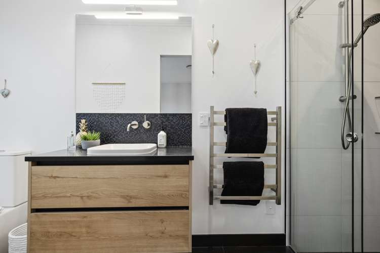 19 Lawrence Carter Drive Bombay_12