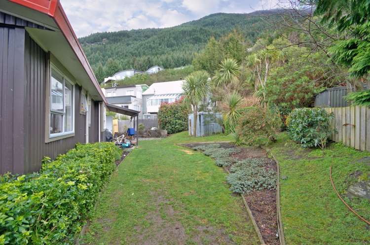 17c Arawata Terrace Fernhill/Sunshine Bay_17