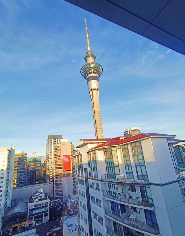Top Floor 2-Bedroom Apartment with Carpark!