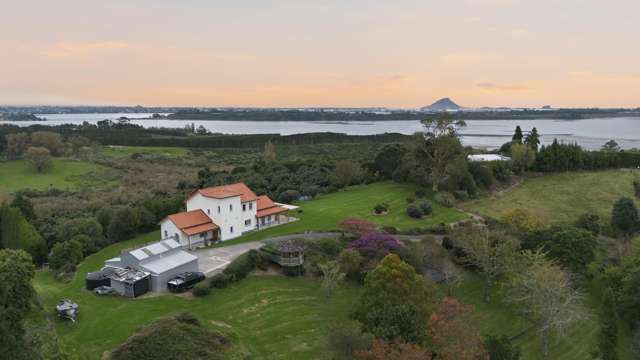 Hill top retreat with views and true scale