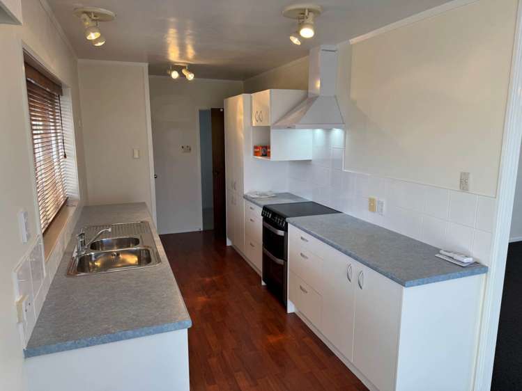 4 Royal Road Massey_10