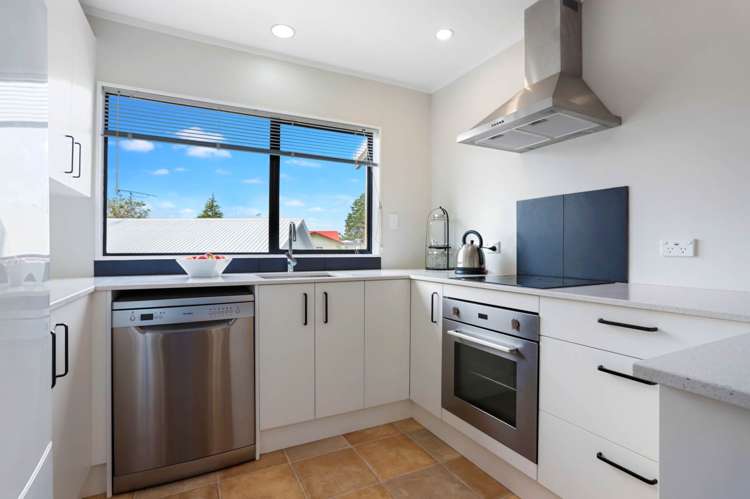 6 Thalia Place Totara Vale_9