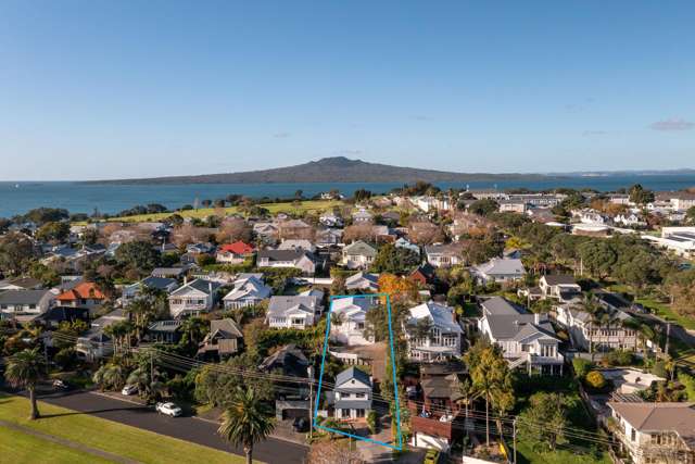 Narrow Neck Beach Bungalow + Cottage
