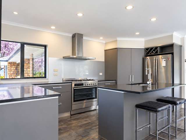 Modern Living, Sun & Lake Lifestyle