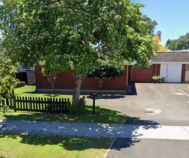Walk to work from this lovely spacious unit.