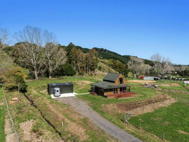 Tranquil rural living 'Manawahe Hills'