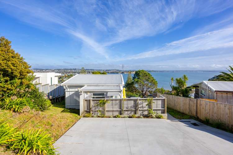 9 Roberts Road Matakatia_19